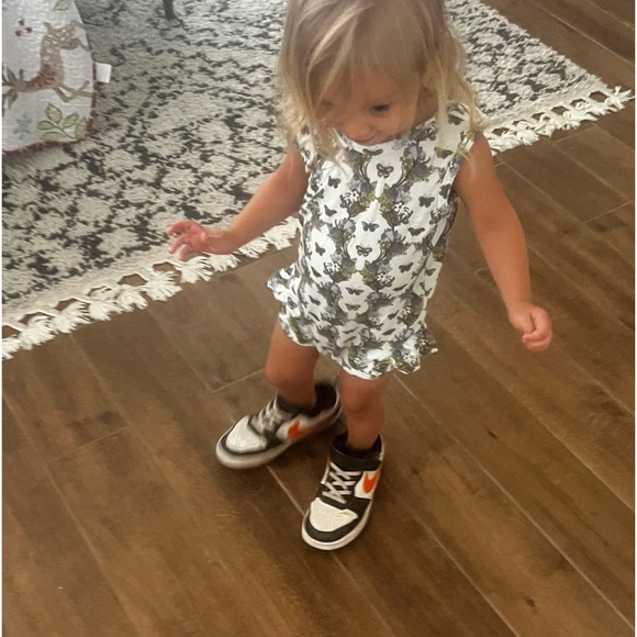 Meet your Posher, Sunny!☀️ - Picture 3 of 12